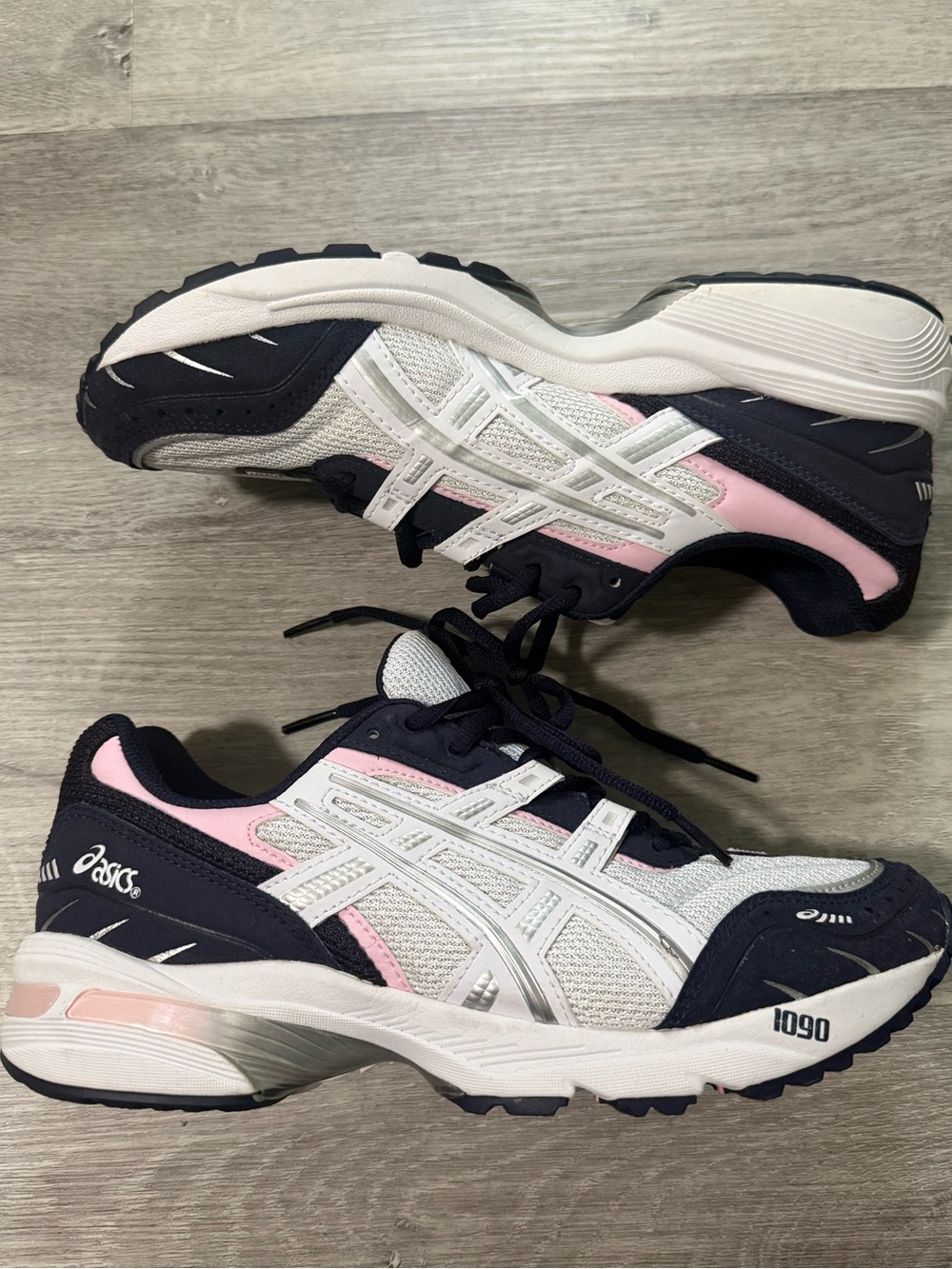 Women’s Asics 1090